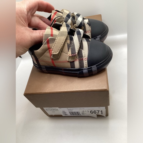 Burberry. NEW!  Infant Size 19. - Picture 6 of 16
